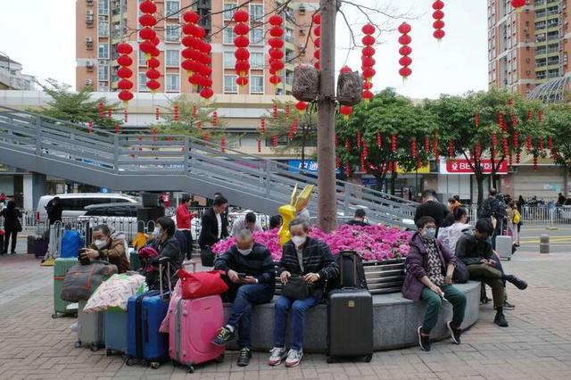 1月8日，旅客在深圳福田口岸附近休息。陈楚红/摄