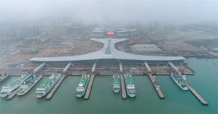 海口新海客运枢纽项目主体钢屋架已完成，正进行幕墙安装。海口日报记者 孙士杰 摄