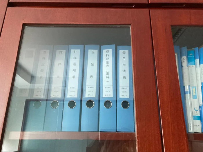 （档案柜里仍然留存着大量资料）