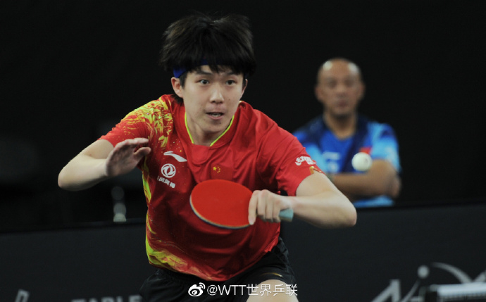 王楚钦在比赛中。