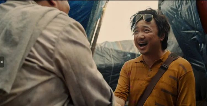 萧潇把自己的药检报告发给代购，但代购坚持说，自己并不知情。/《我不是药神》