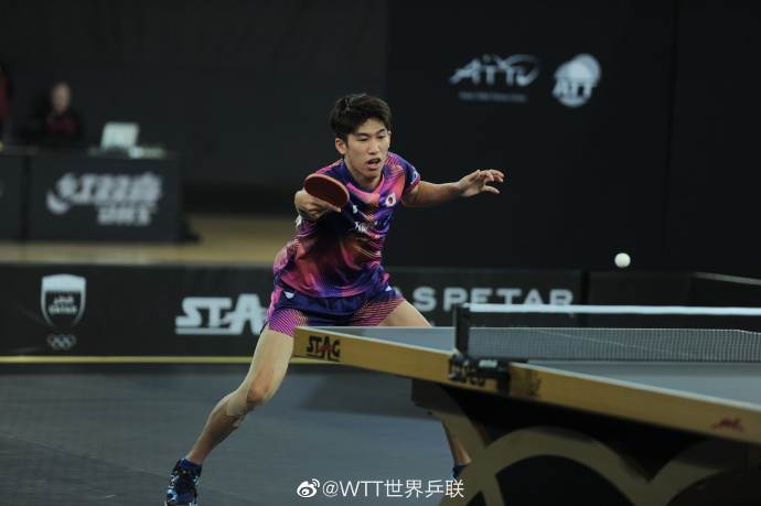 日本球员吉村真晴击败马龙。