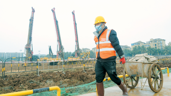 建筑工人正在施工现场忙碌。康登淋 摄