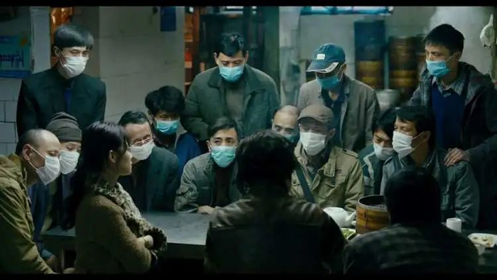 果果决定从“代购”手中买“小绿盒”时，家中89岁的老人已经发烧多日。/《我不是药神》剧照