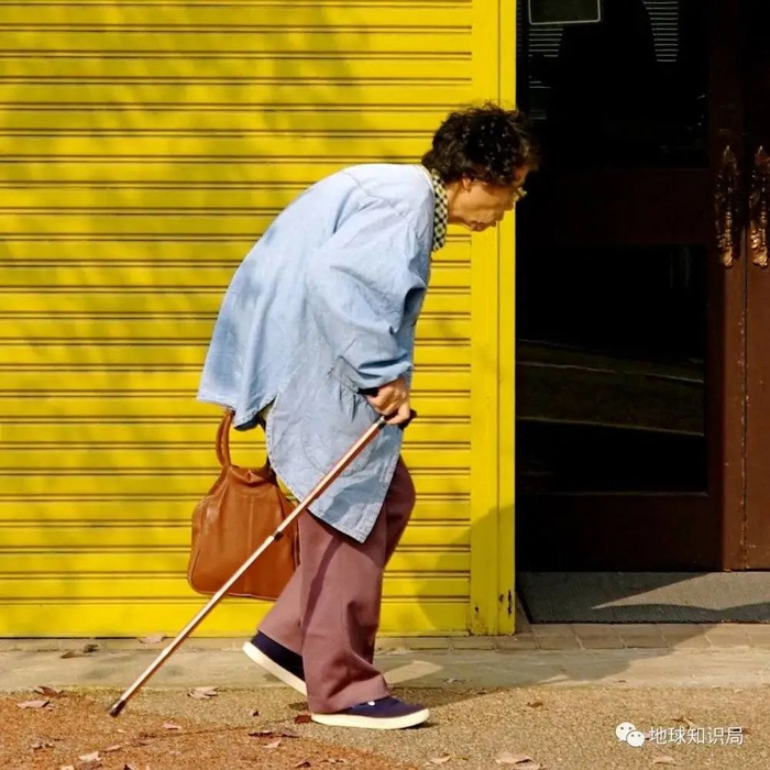 老龄社会的生存方式，我们要学起来了，而且要快点学（日本街头老人，图：Flickr）