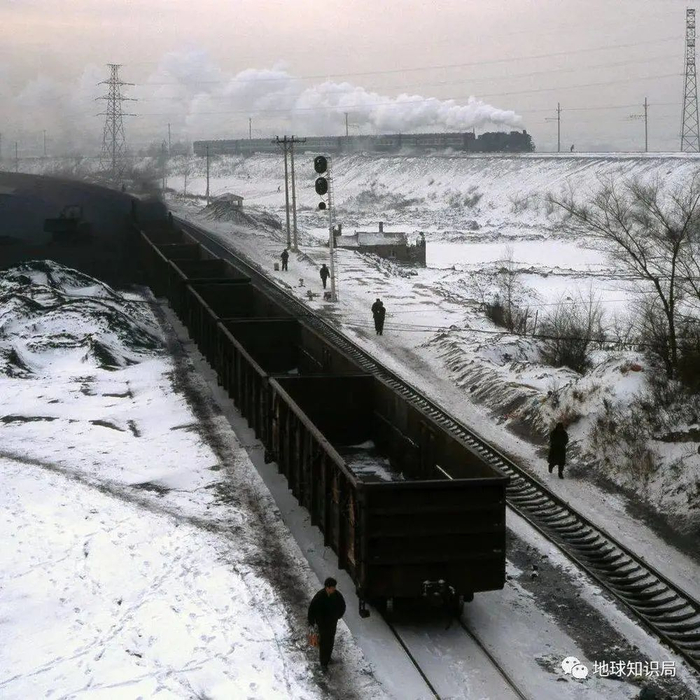 仍然在大规模输出，只不过是向南方平价输出（一车一车又一车）