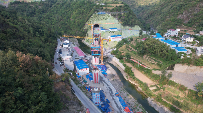 西康高铁付家河大桥1#墩上部连续梁“0号块”顺利浇筑完成。（资料图）