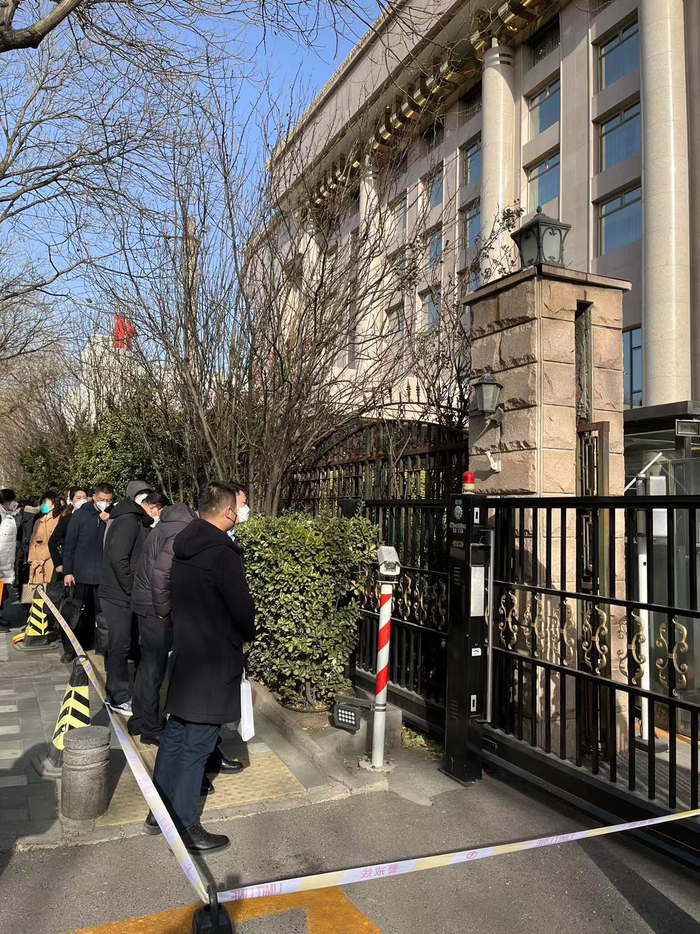 医保谈判现场，参与谈判企业正在排队入场。摄影/新京报贝壳财经记者 丁爽