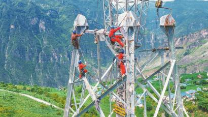 电力工人进行组塔作业。