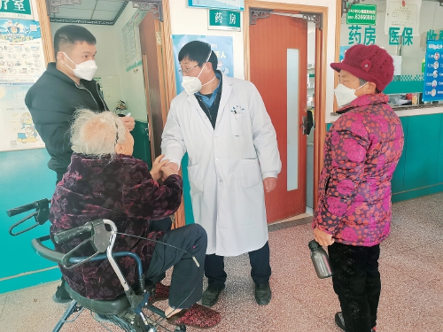 安徽省肥西县紫蓬镇紫蓬社区卫生室八旬老人正在就医。农民日报·中国农网记者 杨丹丹 摄