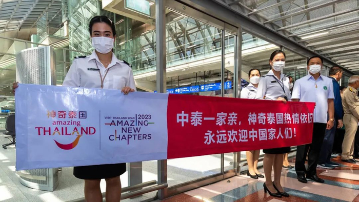 1月9日，泰方在机场举行仪式，欢迎中国游客到来。（中国驻泰国大使馆官网）