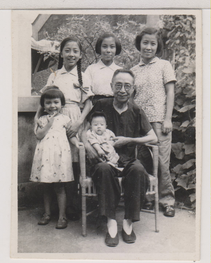 丁悚与孙子孙女外孙女的合影。摄于1962年
