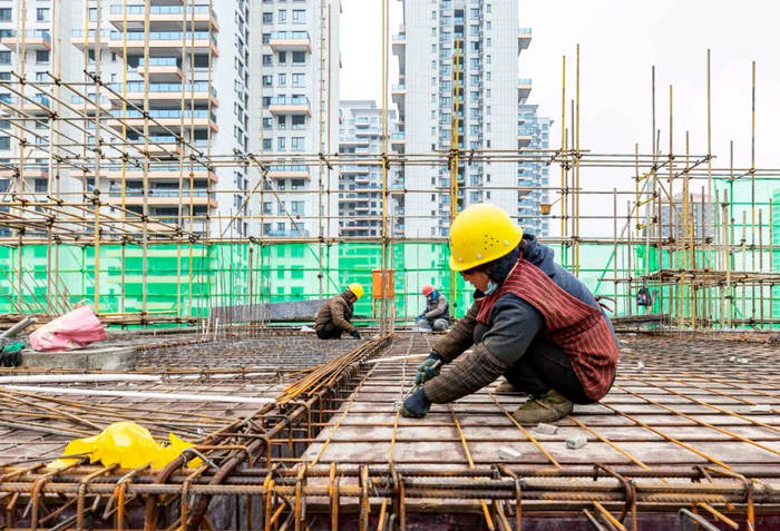 1月1日，建设者在贵州省黔西市一建筑工地施工。新华社发（范晖 摄）
