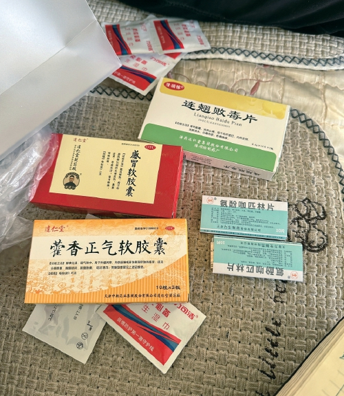 　　天津发放的“健康防疫包”内药品情况。　农民日报·中国农网记者　林单丹　摄