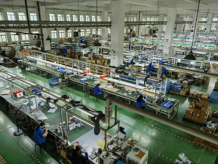2022年12月14日，广东健博通科技股份有限公司忙碌的流水车间，工人们正在加班生产。本报记者刘宏宇摄
