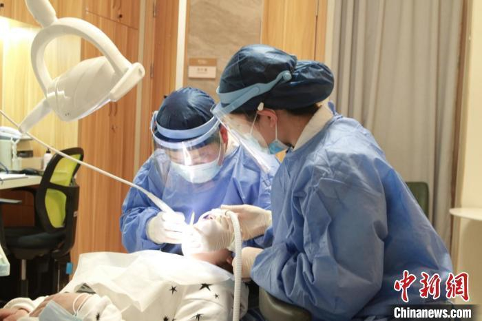 资料图：患者在医院治疗。 徐兰青 摄 