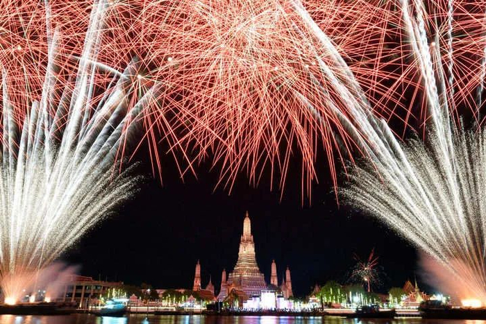 ▲这是2023年1月1日在泰国曼谷郑王庙上空拍摄的新年烟花。新华社发（拉亨 摄）