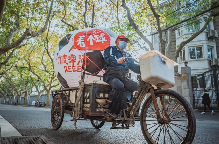▲世界杯期间，力波准备了一个足球，用三轮车载着在上海大街小巷转来转去，引来许多年轻消费者的关注和分享/图源 采访对象