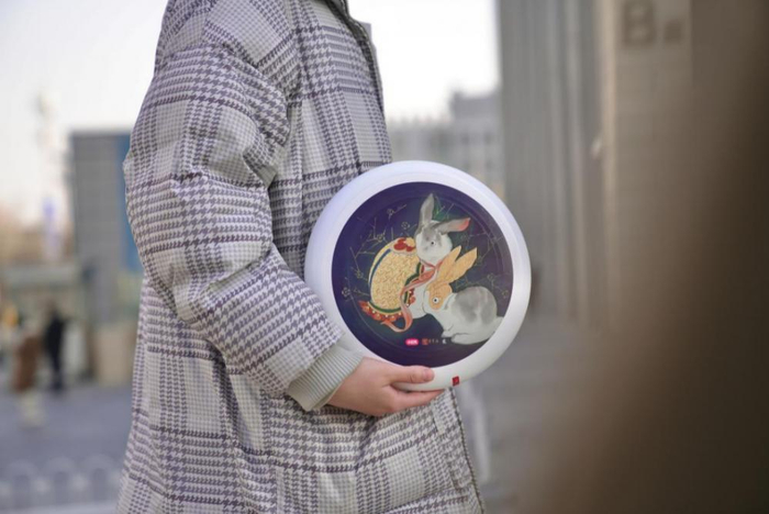 ▲今年1月，荣宝斋与小红书联名推出以典藏国画大师刘继卣的作品《枇杷小兔》为蓝本创作的飞盘/图源 小红书