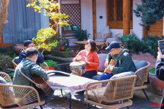 ▲大邑一家民宿的老板和客人一起唱歌