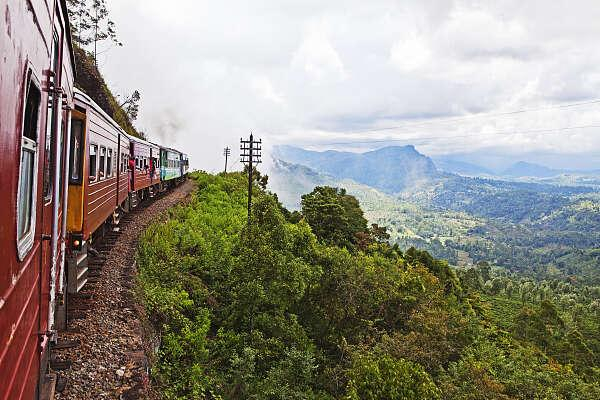 斯里兰卡高山火车。（视觉中国供图）