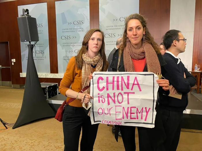 “粉色代码”成员塔比塔·斯彭斯（左）和奥利维娅·迪努奇