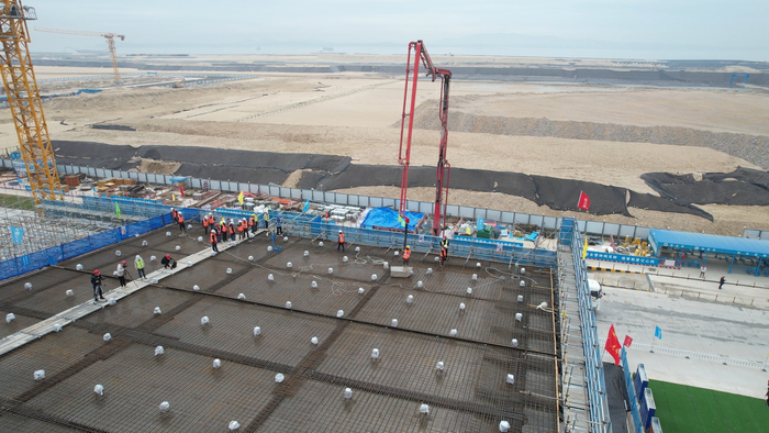 厦门翔安机场航站楼指廊首块屋面板进行混凝土浇筑（林航 卢晓航摄）