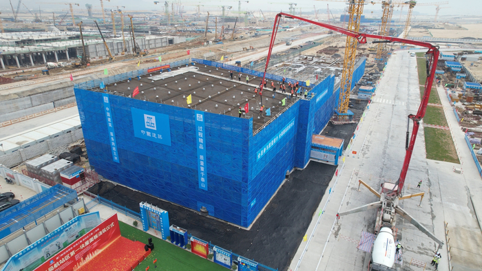 厦门翔安机场航站楼指廊首块屋面板进行混凝土浇筑（林航 卢晓航摄）