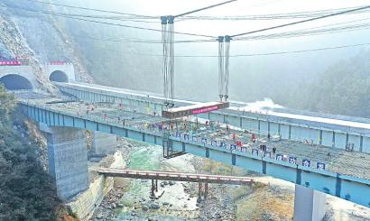 五冶钢构运用国内首创的缆索吊装悬拼安装工艺助力九绵高速桂溪大桥合龙。