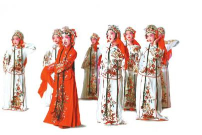 　　成都彭州天府路小学学生表演川剧《程咬金照镜子之七奶奶坐轿》片段。 四川日报全媒体记者 向宇 摄