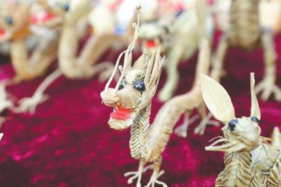 绵阳火炬三小学生的草编作品。 绵阳火炬三小供图