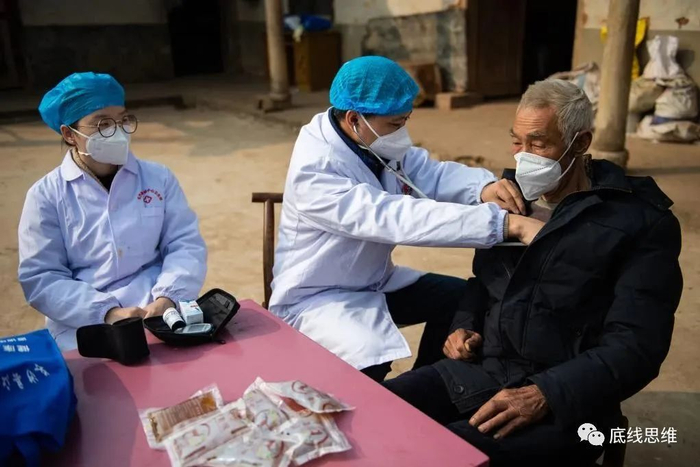 村医为居家老人听诊（资料图/新华社）