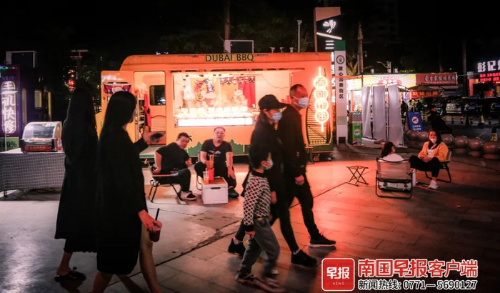 ▲市民到百益上河城逛集市。