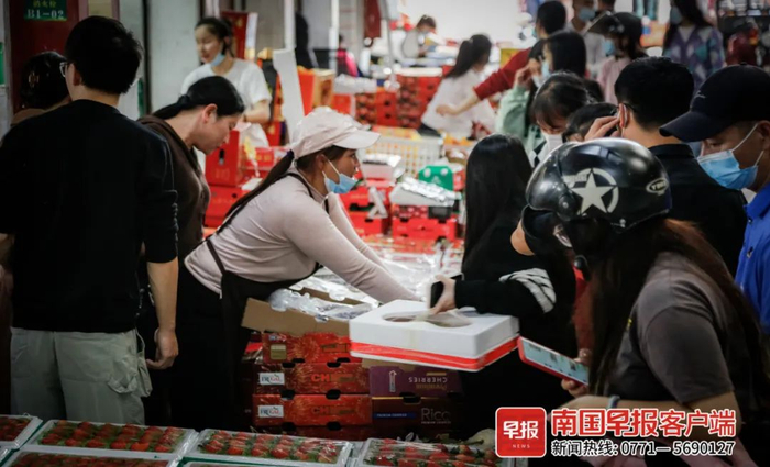 ▲春节将至，不少市民来购买水果。