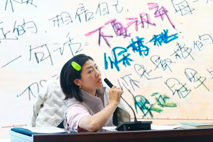 ▲徐梦桃在交流活动中分享她的训练日记。  图/新华社