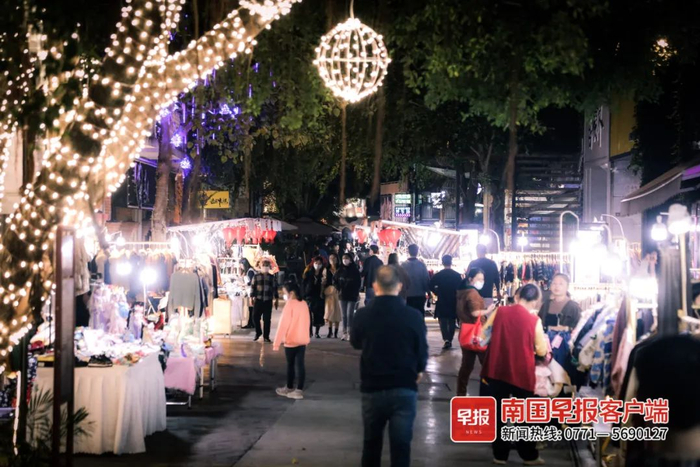 ▲不少市民在百益上河城闲逛。