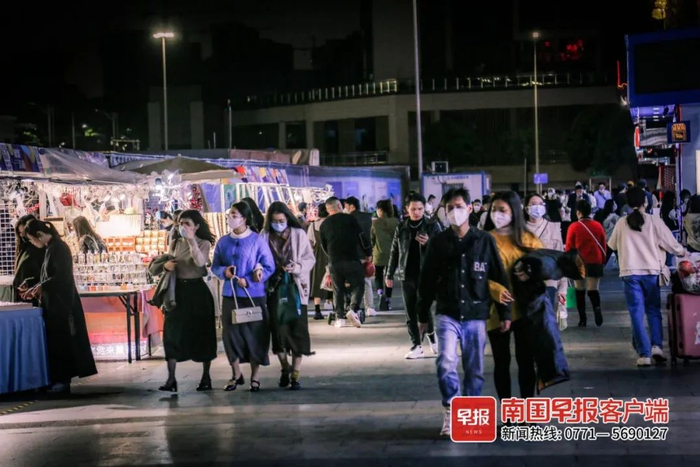 ▲江南万达广场门外人流渐多。