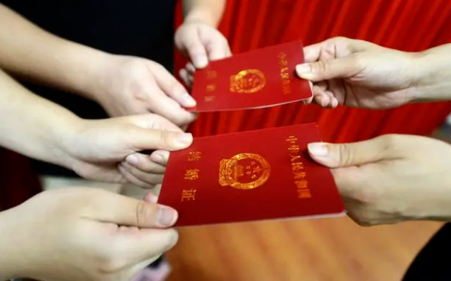 ▲资料图：新人领取结婚证。图/新华社