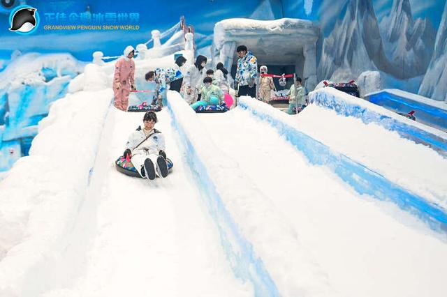游客在冰雪世界里滑雪。受访者供图