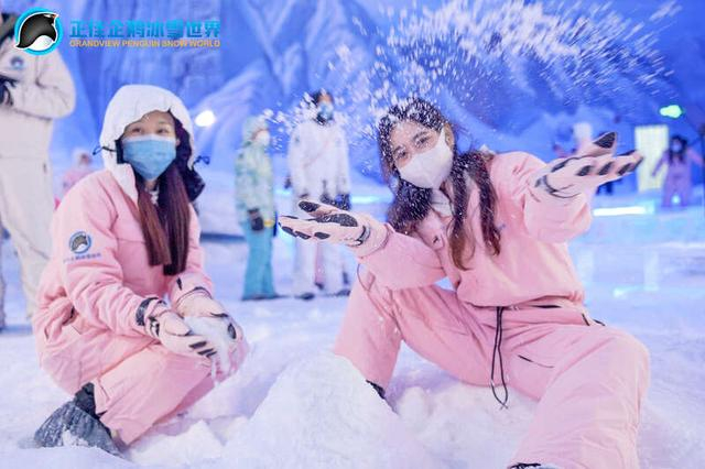 游客在冰雪世界里堆雪玩乐。受访者供图