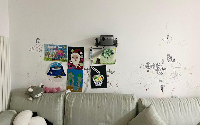 蔡聪家的墙上，贴着他女儿的绘画作品。 新京报记者 罗艳 摄