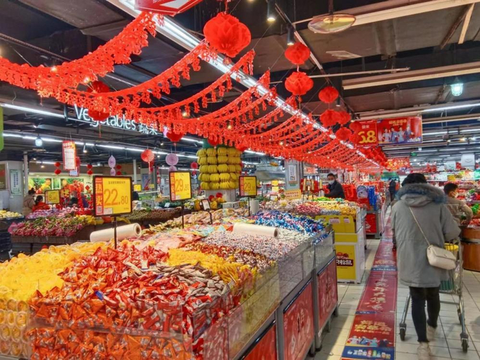 ▲垫江商超内，市民在选购年货