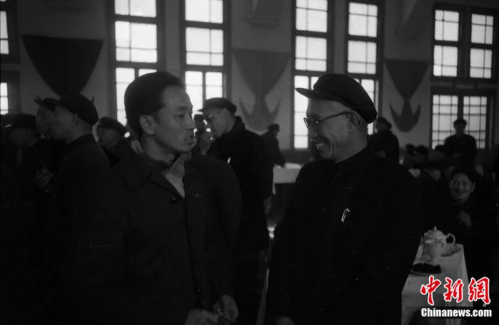 福建省华侨事务委员会副主任郭瑞人和印尼归国华侨羽毛球运动健将王文教（左）交谈。陈纯 摄