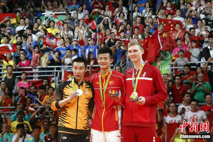 2016里约奥运会羽毛球男单决赛中，中国选手谌龙2：0战胜马来西亚选手李宗伟，获得金牌。杜洋 摄