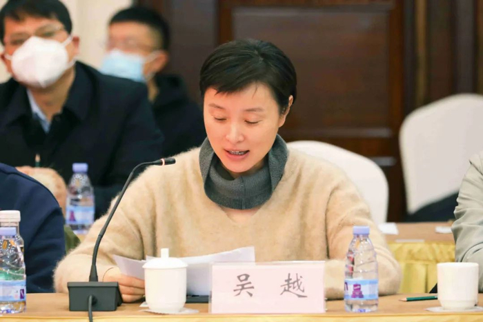 《县委大院》中饰演艾鲜枝的演员吴越