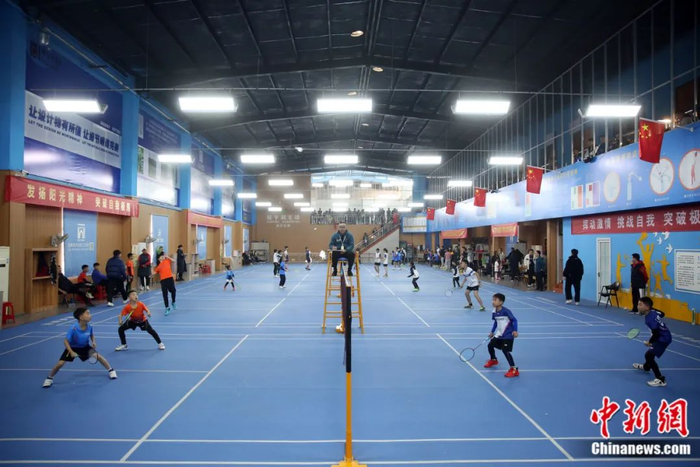 一场青少年儿童羽毛球比赛在浙江省东阳市举行。胡扬辉 摄