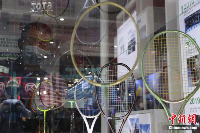 第三届中国国际进口博览会上展出的羽毛球拍。张亨伟 摄