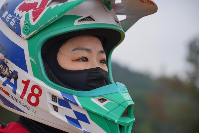 吴朴慧的这只绿色头盔，已经戴了五年。新京报记者 贺俊怡 摄