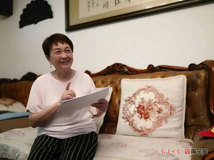 ▲马若云生前在家中接受采访，当场唱起《刘三姐》