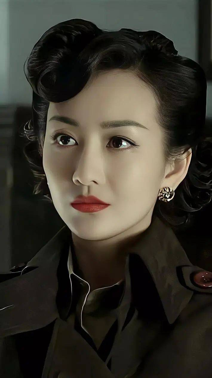 而在《琅琊榜》中,王鸥饰演的秦般若,兼具飒气和妩媚,和汪曼春是两种